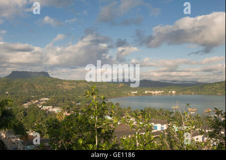 Il centro di vista di Baracoa, El Yunque Montagna in background, provincia di Guantanamo, Cuba Foto Stock