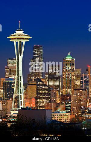 Geografia / viaggi, USA, nello Stato di Washington, Seattle, illuminato skyline di Seattle nello Stato di Washington, al crepuscolo in una fredda giornata invernale, No-Exclusive-uso Foto Stock