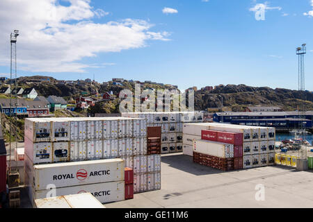 Royal linea Artico i contenitori di spedizione contenente principalmente i pesci per il mercato di esportazione in banchina nel porto. Sisimiut Qeqqata Groenlandia occidentale. Foto Stock