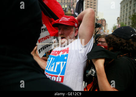 07212016 - Cleveland, Ohio, USA: Michael Rine del Kentucky è censurata dai membri dei lavoratori industriali del mondo (IWW) quando ha protestato contro di essi tenendo una bandiera americana in piazza il giorno finale del 2016 Convention Nazionale Repubblicana in downtown Cleveland. Rine ha detto che è andato a la piazza con la sua bandiera dopo aver visto un flag burning era avvenuto il giorno prima. (Jeremy Hogan) Foto Stock