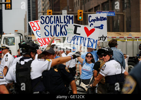 07212016 - Cleveland, Ohio, USA: contro manifestanti tenere segni di lettura, "socialismo aspira," e "Io amo il capitalismo,' contro i lavoratori industriali del mondo (IWW) a piazza pubblica l'ultimo giorno della Convention Nazionale Repubblicana. (Jeremy Hogan) Foto Stock