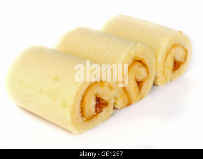 Rotolo dolce torta con marmellata di arancio isolato su bianco Foto Stock