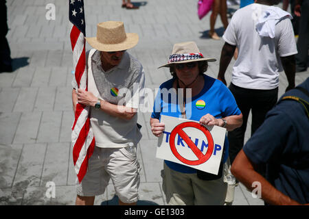 07202016 - Cleveland, Ohio, USA: Anti Trump manifestanti si riuniscono in piazza per il terzo giorno del 2016 Convention Nazionale Repubblicana in downtown Cleveland. (Jeremy Hogan) Foto Stock