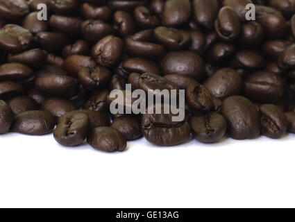 Chicco di caffè seme isolato su uno sfondo bianco. Foto Stock