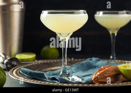 Bevande alcoliche e calce e Gin Succhiello con una decorazione Foto Stock