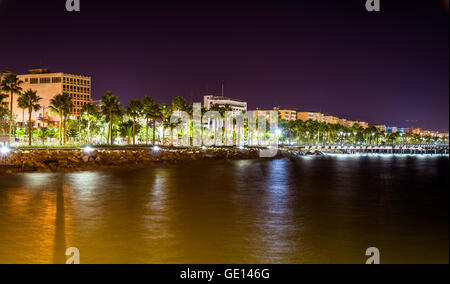 Mare in Limassol durante la notte - Cipro Foto Stock