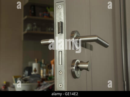 Close-up la faccia della porta serratura e maniglia di argento in camera - possono essere utilizzate per la visualizzazione o montaggi sul prodotto Foto Stock