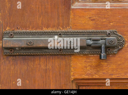 Retrò hasp sul vecchio legno porta in casa - possono essere utilizzate per la visualizzazione o il montaggio sui prodotti Foto Stock