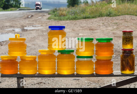 Diverse varietà di miele in vasetti Foto Stock