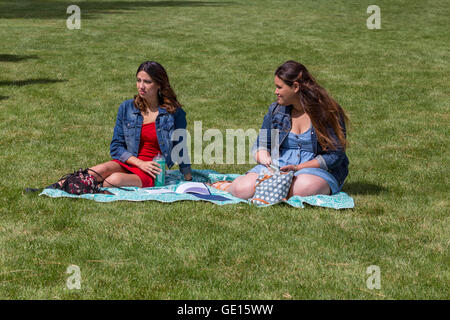 Due giovani donne, giovani donne e studenti di sesso femminile, studenti, Sonoma State University, la città, Rohnert Park, Sonoma County, California Foto Stock