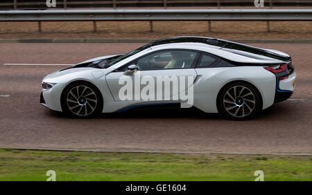 Un argento e nero BMW i8 plug-in hybrid auto sportiva che viaggia lungo il Kingsway a doppia carreggiata a Dundee, Regno Unito Foto Stock