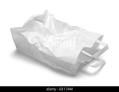 Stropicciata White Paper Shopping Bag isolati su sfondo bianco. Foto Stock