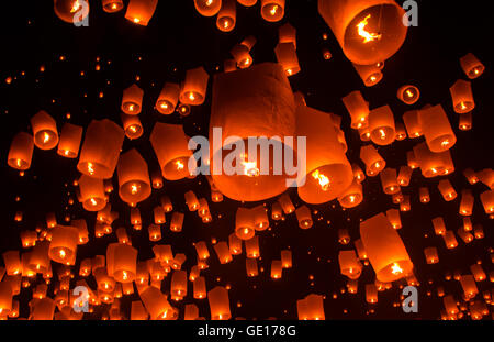 Lanterna oscillante in Yee Peng festival, buddista lanterne galleggianti per il Buddha nel quartiere Sansai, Chiang Mai, Thailandia. Foto Stock