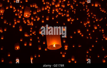 Lanterna oscillante in Yee Peng festival, buddista lanterne galleggianti per il Buddha nel quartiere Sansai, Chiang Mai, Thailandia. Foto Stock