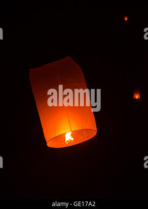 Lanterna oscillante in Yee Peng festival, buddista lanterne galleggianti per il Buddha nel quartiere Sansai, Chiang Mai, Thailandia. Foto Stock