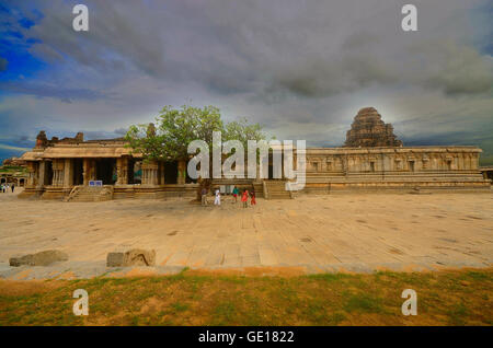 Bellissima vista del tempio Vitthala, tempio complesso, Hampi, Karnataka, India Foto Stock