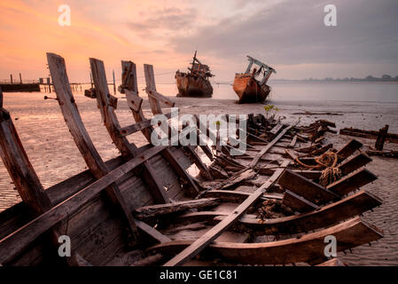 Nave naufragata sulla spiaggia, Kota Kinabalu, Sabah, Malaysia Foto Stock