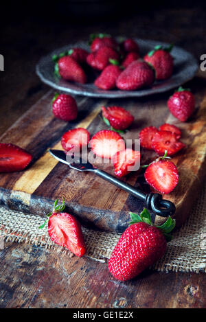 Le fragole sul tagliere di legno Foto Stock