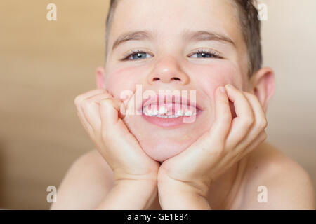 Ritratto di un gap ragazzo dentata sorridente Foto Stock