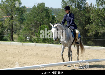 Ragazza adolescente competere nel concorso dressage Foto Stock