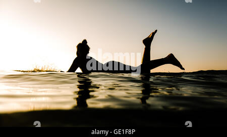 Silhouette di donna sulla tavola da surf, Malibu, California, Stati Uniti Foto Stock