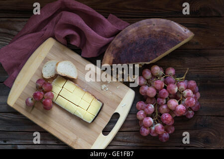 Formaggio, uva e pane Foto Stock