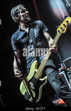 Jay Bentley sul palco con Bad Religion a Eventim Apollo di Londra, il Summer Tour cittadini, 22 giugno 2016 Foto Stock