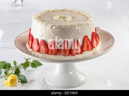 Angel food cake o torta di angelo, è un tipo di pan di spagna fatto con rigidamente gli albumi montati a neve con nessuna aggiunta di burro. Foto Stock