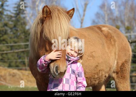 La ragazza e il cavallo islandese Foto Stock