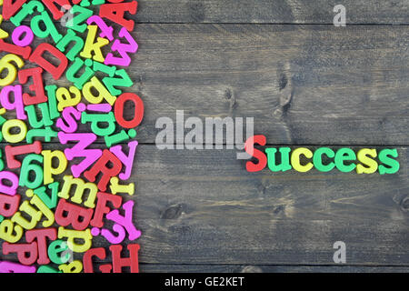 Parola di successo sul tavolo di legno Foto Stock