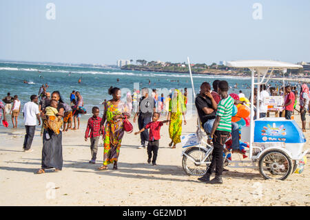 Coco Beach scena domenica, Oyster Bay, Dar-es-Salaam, Tanzania Foto Stock