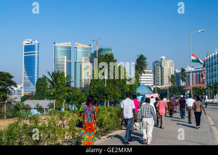 Pendolari da traghetto Kigamboni, Kivukoni Front, Dar-es-Salaam, Tanzania Foto Stock