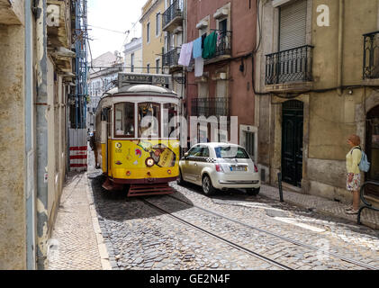 Lisbona, Portogallo - 19 Settembre 2014: Tram, il simbolo della città nella strada stretta di Lisbona. Foto Stock