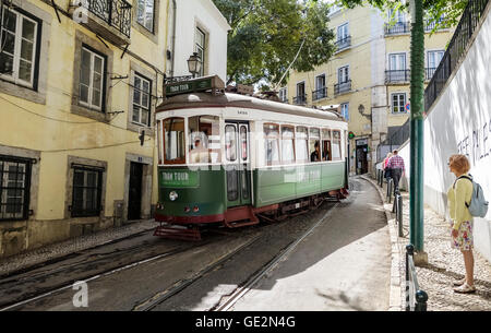 Lisbona, Portogallo - 19 Settembre 2014: Tram in stretta strada di Lisbona. Il tram è il simbolo della città. Foto Stock