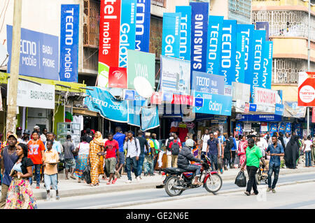 Scena di strada, Msimbazi Street, Kariakoo, Dar-es-Salaam, Tanzania Foto Stock