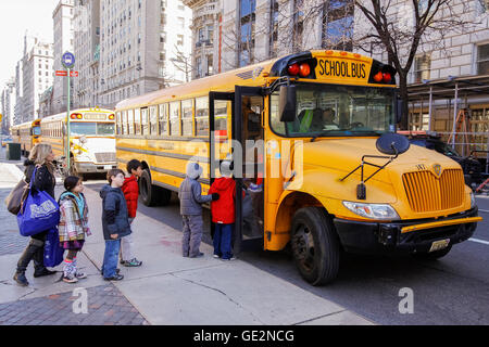 La città di New York, Stati Uniti d'America - 03 Marzo 2011: bambini di entrare scuola bus nel centro di nuovo la tua città. Foto Stock