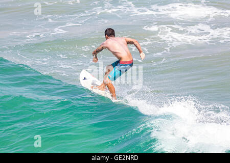 Venezia, California, Stati Uniti d'America - 22 agosto 2015: uomo onda di equitazione presso la spiaggia di Venezia in una bella giornata di sole. Foto Stock