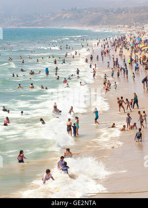 La spiaggia di Santa Monica affollate di persone durante il periodo di alta stagione. Foto Stock