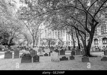 Immagine in bianco e nero di lapidi nella Chiesa della Trinità cimitero. Foto Stock