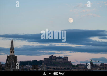 Inizio serata luna piena sul Castello di Edimburgo, Scozia Foto Stock