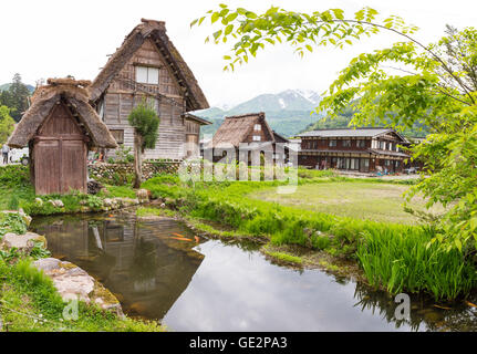 Storico villaggio giapponese - Shirakawago in primavera, viaggio landmark del Giappone Foto Stock