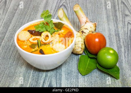 Tom Yum Kung-Thai zuppa piccante con set di erbe di Tom Yum gli ingredienti della zuppa su uno sfondo di legno Foto Stock