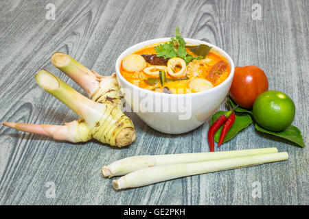 Tom Yum Kung-Thai zuppa piccante con set di erbe di Tom Yum gli ingredienti della zuppa su uno sfondo di legno Foto Stock