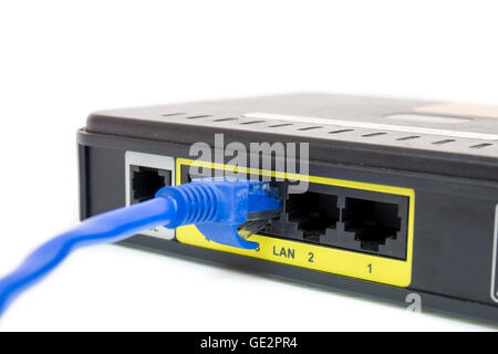 Close up UTP LAN RJ45 Cat5e connettersi al router ADSL switch di rete Foto Stock