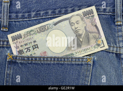 Yen giapponese nella tasca dei jeans, 10.000 yen Foto Stock