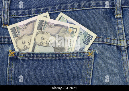 Yen giapponese nella tasca dei jeans, 1.000 yen, 10.000 yen Foto Stock