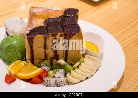 Il miele toast con gelato e frutta Foto Stock