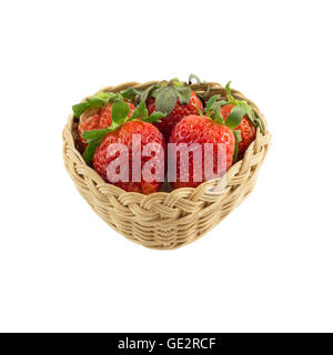 Fragole nel cesto di vimini isolate su sfondo bianco Foto Stock