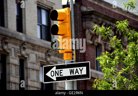New York City semaforo e una strada a senso unico segno a Ovest 143Street e Broadway in Hamilton Heights Foto Stock
