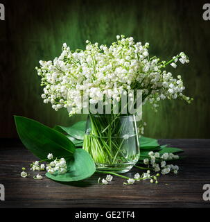 Il giglio della valle bouquet sul tavolo di legno. Foto Stock